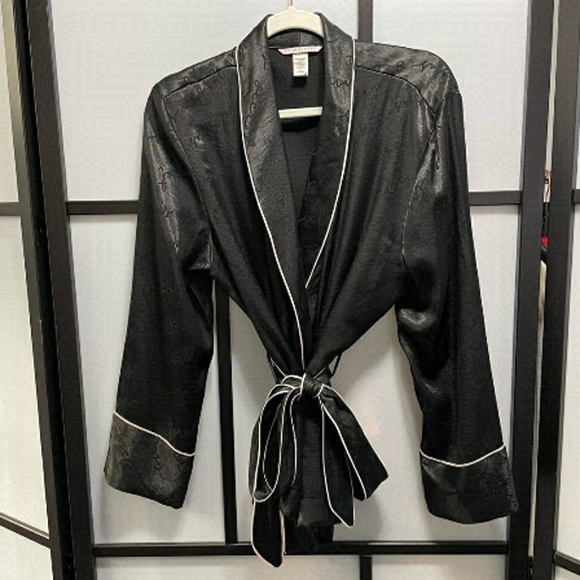 𝅺Victoria Secret Black Satin Robe with Ballet Pink Trim Women’s Lingerie - Picture 1 of 16